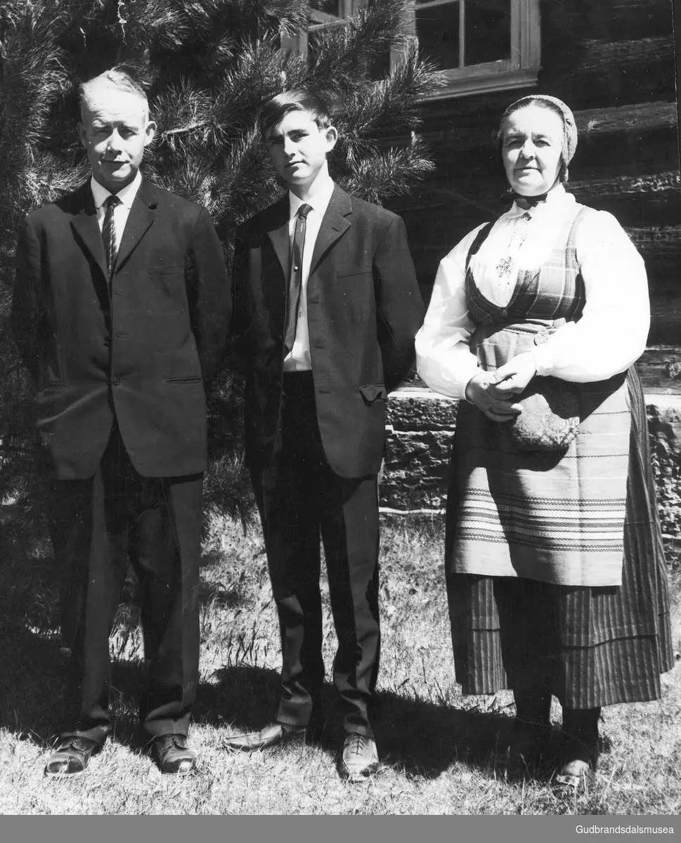 Konfirmant Eirik Bustad (f. 1952) mellom foreldra Ola Lien (f. 1016) og Kari Bustad Lien (f. 1913)