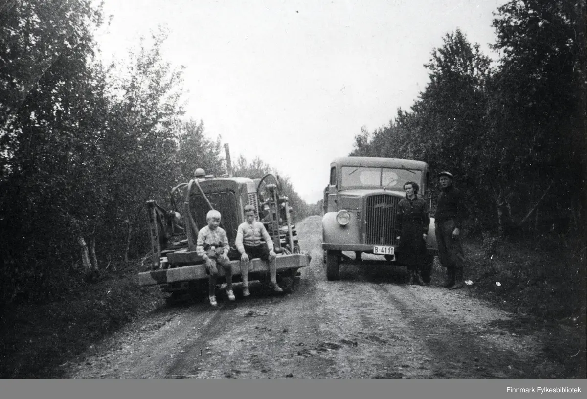 Transport av Cat beltetraktor. Hjørdis og Jakob Karlsen ved Opel Blitz astebilen (reg.skilte B-4111), barna ukjente. Året er ca. 1935 (?).