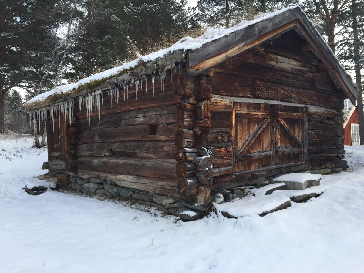 Smia fra Utem er ei lafta toroms tømmerbygning med tovbelagt saltak og jordgolv. Smia har et tilbygg bak, kalt smoa, som var oppbevaringsplass for kull. Skillegveggen er av lafta tømmer. Veggene i forlengelsen av sjløve smia er bygd av kraftige planker. Bakveggen er en sleppvegg. Hver av hjørnestolpene har utsparra grop, kalt "grøpstokk". Stokkene ble sluppet ned i disse gropene, derav sleppvegg.