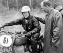 Villingsberg 1966

International Six Days Trial

Årets tävling gick i Sverige, på Villingsbergs skjutfält i Kilsbergen.
Fanjunkare Bengt Kajland ingick i det svenska miltära laget och kör här den encylindriga versionen av Jawa-motorcykeln.

I regnkappa på båda bilderna: Rustmästare Sigvard Bände, körlärare och framgångsrik tävlingsförare vid Arméns Motorskola.

Milregnr: 3613