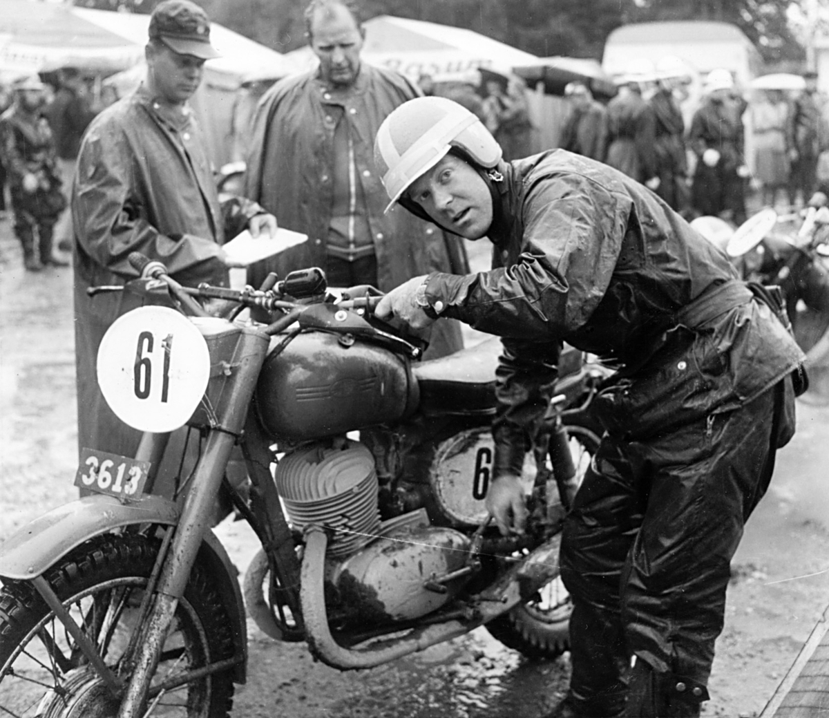 Villingsberg 1966

International Six Days Trial

Årets tävling gick i Sverige, på Villingsbergs skjutfält i Kilsbergen.
Fanjunkare Bengt Kajland ingick i det svenska miltära laget och kör här den encylindriga versionen av Jawa-motorcykeln.

I regnkappa på båda bilderna: Rustmästare Sigvard Bände, körlärare och framgångsrik tävlingsförare vid Arméns Motorskola.

Milregnr: 3613