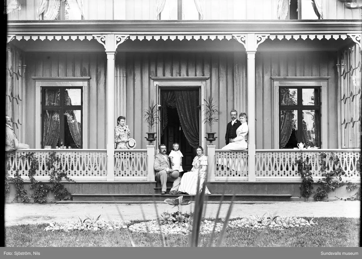 Disponentfamiljen Barth på verandan till Svartviks herrgård. I mitten JC Barth, Marianne Barth och deras lilla dotter Dagmar. Övriga personer oidentifierade.