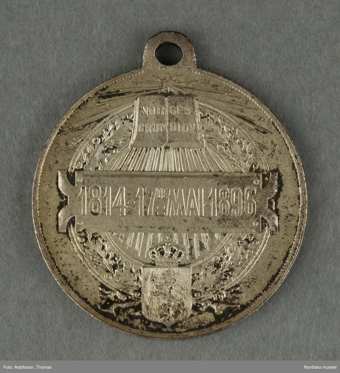 Huvudliggaren:
"a-y, Minnesmedaljer, norska, över den 17 maj; av aluminium (1 av vit metall) 24 st. från åren 1884-1907.
Gåva 28/5 1907. Läffler, Fritz, professor, Djursholm."