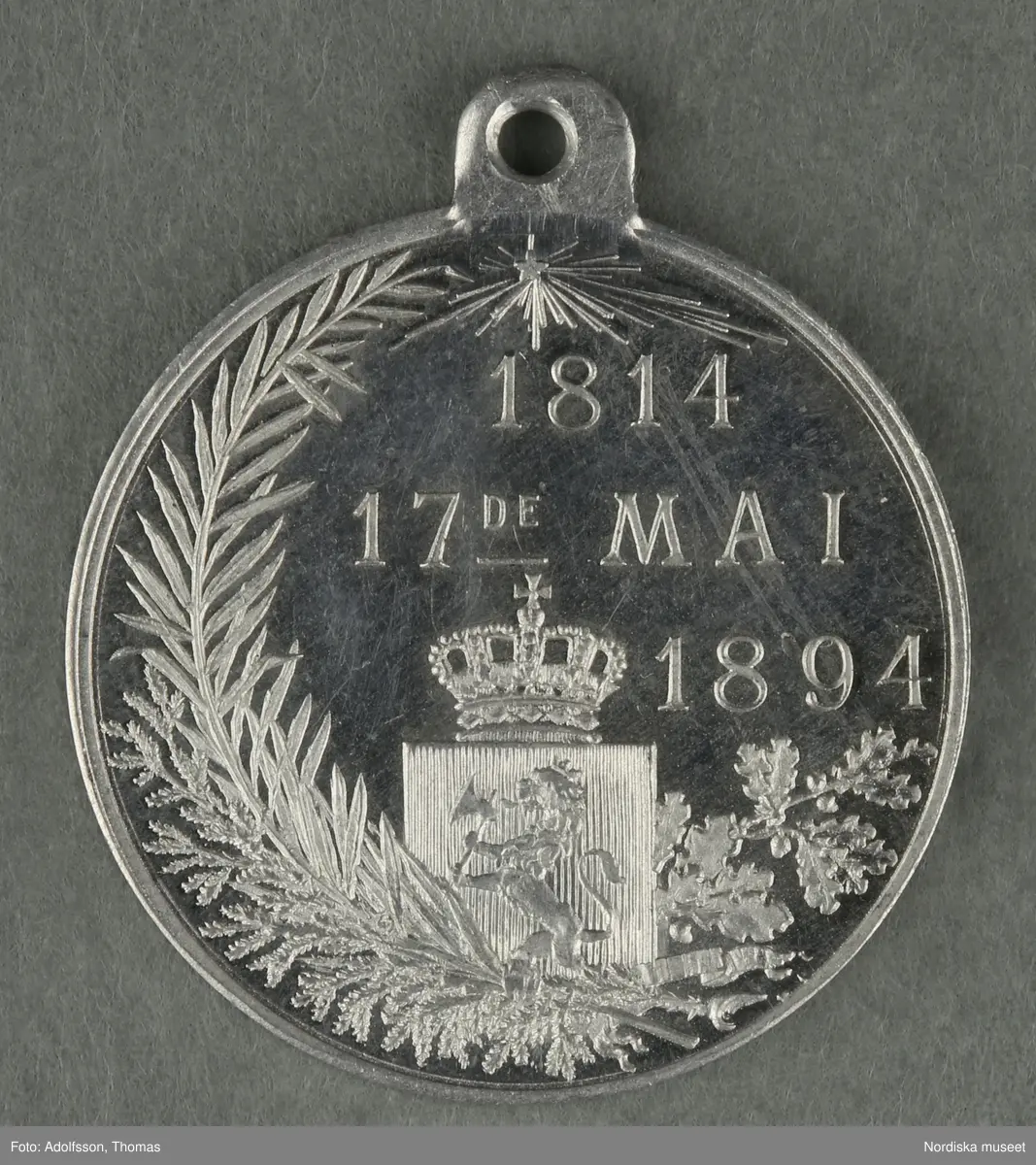 Huvudliggaren:
"a-y, Minnesmedaljer, norska, över den 17 maj; av aluminium (1 av vit metall) 24 st. från åren 1884-1907.
Gåva 28/5 1907. Läffler, Fritz, professor, Djursholm."