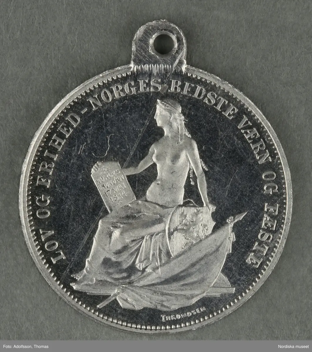 Huvudliggaren:
"a-y, Minnesmedaljer, norska, över den 17 maj; av aluminium (1 av vit metall) 24 st. från åren 1884-1907.
Gåva 28/5 1907. Läffler, Fritz, professor, Djursholm."
