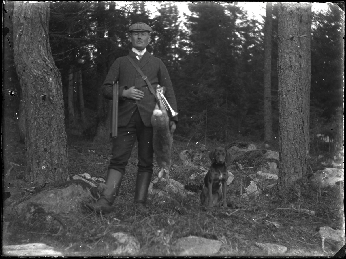 Jägare med skjuten hare
