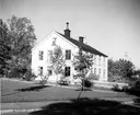 Bostadshus. Huset ägdes på 1890-talet av grosshandlare Aug. Cederlund, bror till Johan Cederlund, som byggde det hus som senare blev fängelsedirektörsbostad i kvarteret Duvan.