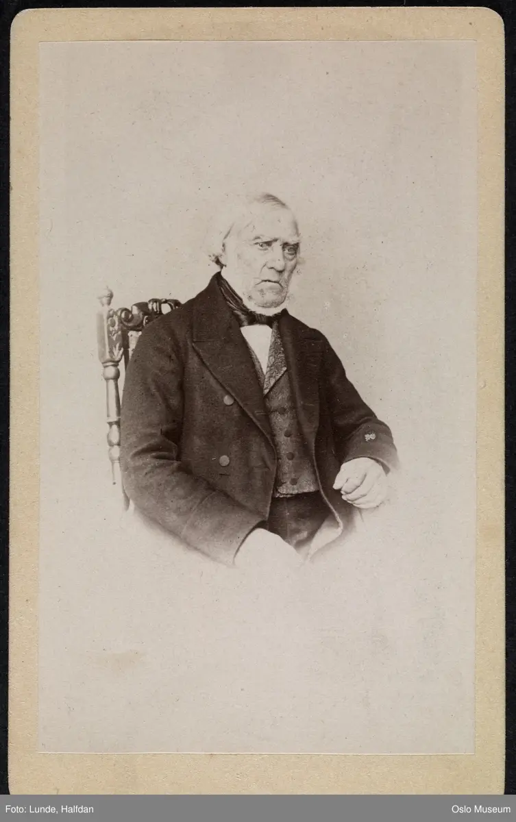 portrett, mann, vignettert sittende halvfigur