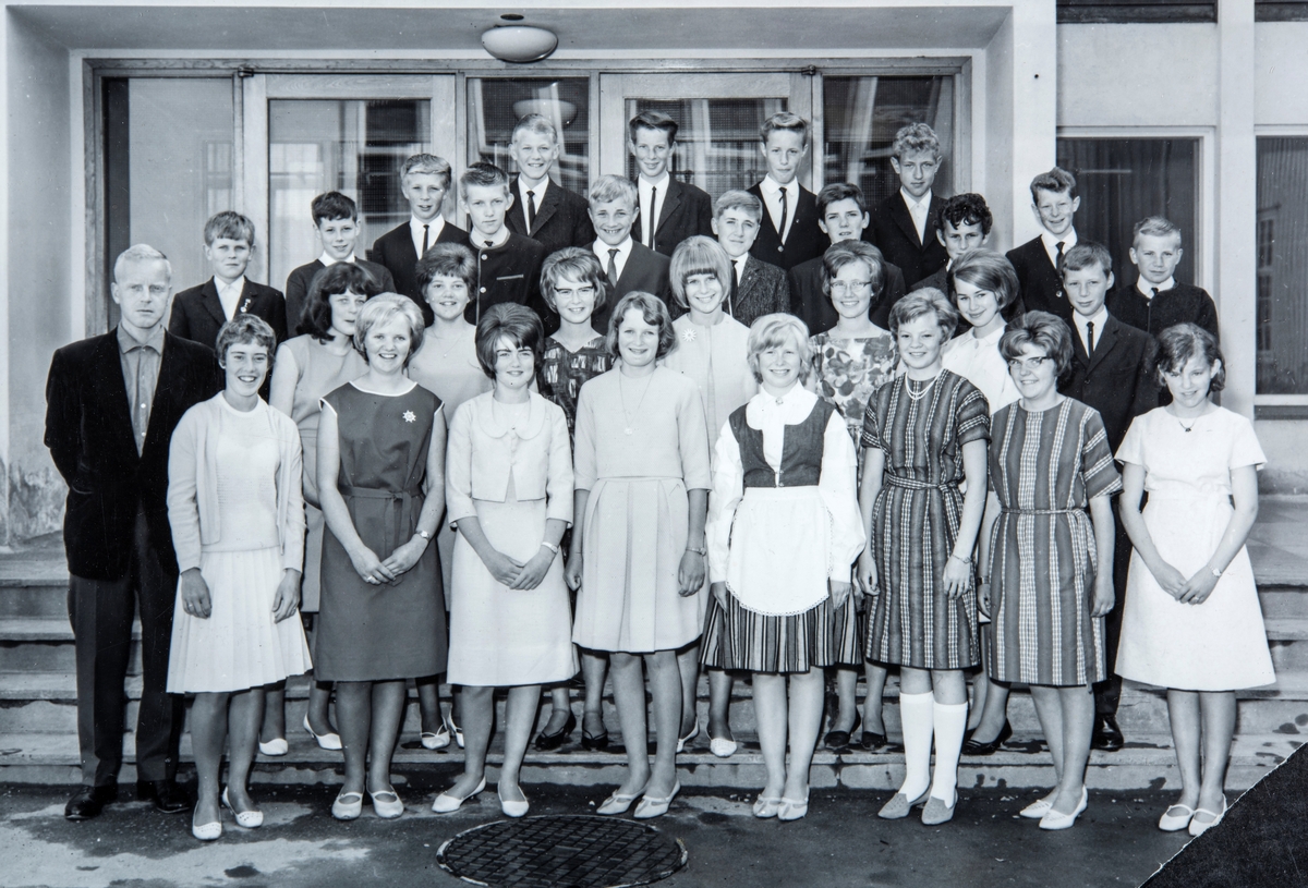 Klassebilde, Rolløkken Skole 1965, 7. klasse. Gruppe 29 elever og 1 lærer.
Rad 1 fra venstre: Bente Asla, Marit Martinsen, Gerd Stensbakk, Solvår Rynning, Kari Morbeck, Helene Nilsen, Anne Lise Dahl, Mona Andersen.
Rad 2 fra venstre: Lærer Finn Ørbæk, Bente Guldahl, Unni Martinsen, Gunvor Lahr, Sølvi Nordstrøm , Turid Hansen, Jorun Løvlien, Knut Thore Kristiansen.
Rad 3 fra venstre: Kjell Arne Andreassen, Tore Jørstad, Einar Peter ("Petter") Mowinckel Mykleset, Øystein Knudsen, Klas Kohmann, Steinar Karlsen, Trond Magne Sæther, Trond Kaaten, Morten Ødegård.
Rad 4 fra venstre: Arne Maurits Martinsen, Sverre Nordhagen, Truls Norderhaug, Bo Nyborg Andersen og Rune Sæther. 
Se "bilde 2" for plassering av navn.