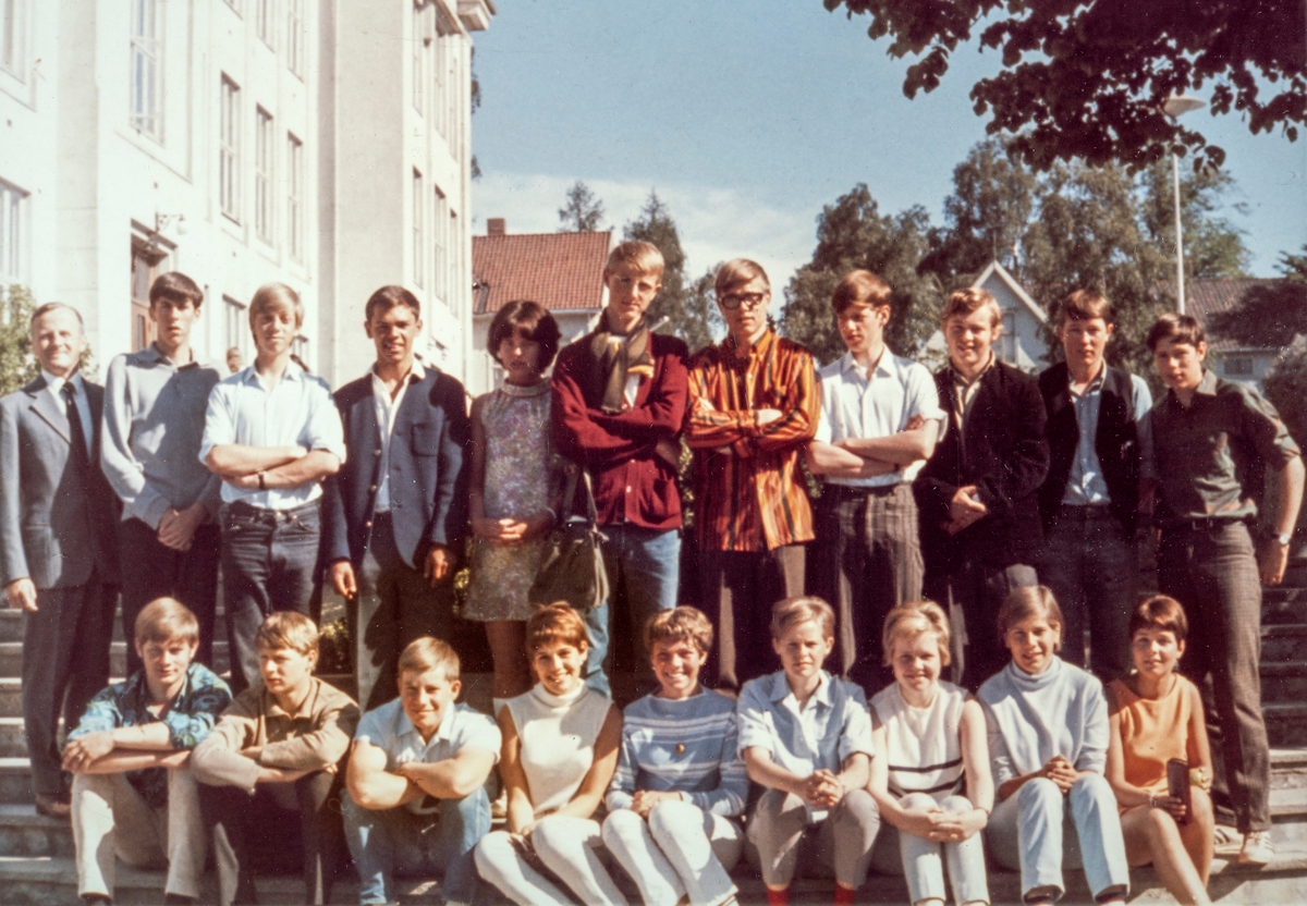 Klassebilde, Hamar Katedralskole 1967, 2. klasse. Gruppe 19 elever og 1 lærer.
Rad 1 fra venstre: Jan Wiig, Johan Jacobsen, Morten Ødegård, ukjent, ukjent, Berit Berg, Bente Larsen, Kristin Harder, og Britt Johansen.
Rad 2 fra venstre: Lærer Anton Olstad, Øystein Johansen, ukjent, ukjent, Heidi ?, Hans Godager, Erik Johnsen, ? Gulbransen, Jon Olav Helle, Sjur Alhaug og Tore Jørstad.