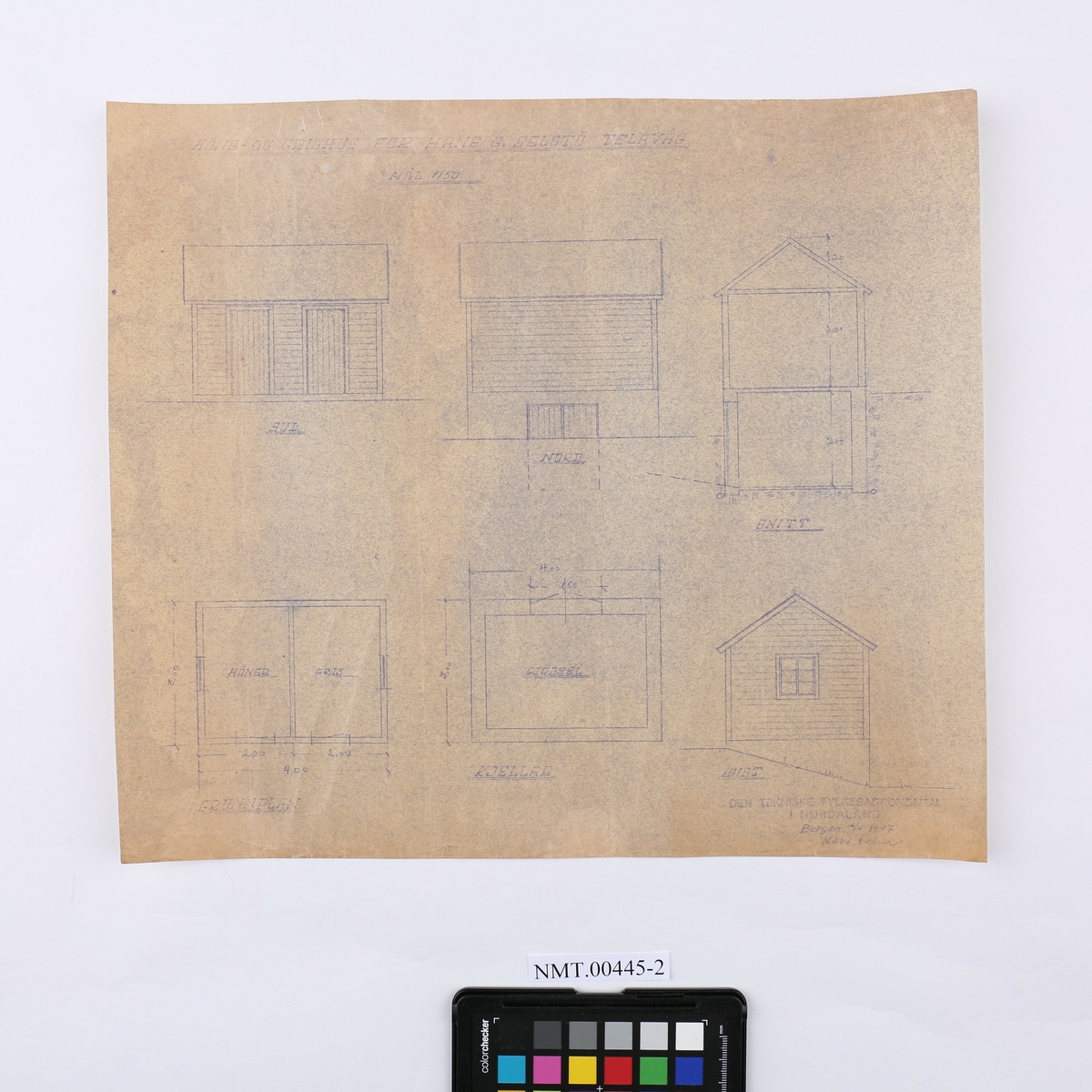 Kopi av arkitektteikning av uthus. Den viser fasade- og planteikningar.