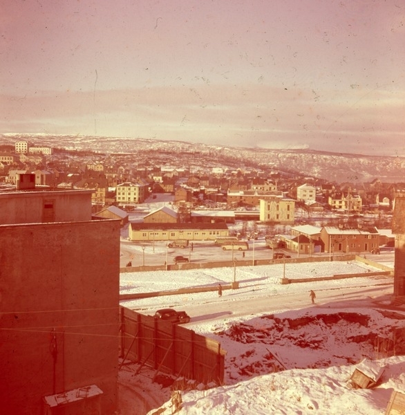 Narvik torv sett fra skråningen opp til gate 3.
Torvhalltaket,  Torvet med busstasjon og telegrafbrakke til høyre.