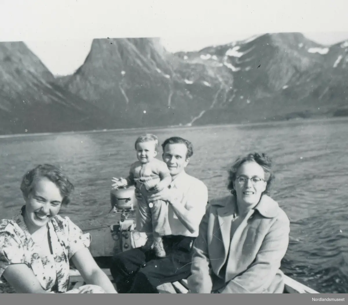 Tre voksne og et barn ute i båt. Fra venstre Mary Annette (f.1938), Oddveig, Oddmund Kristian (f.1929) og Olga Teodora Magdalene (f.1929) Løbakk fra Holkestad.