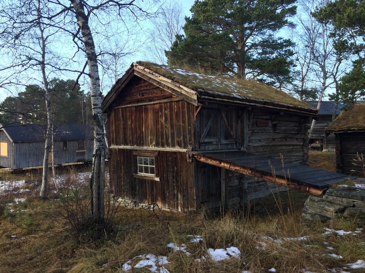 Laftet tømmerbygning i to etasjer. Kloppa går direkte inn på fjøskjellen. Hele fjøsbygningen er låg med små dimensjoner. Fjøset består av husdyrrom og høyrom.