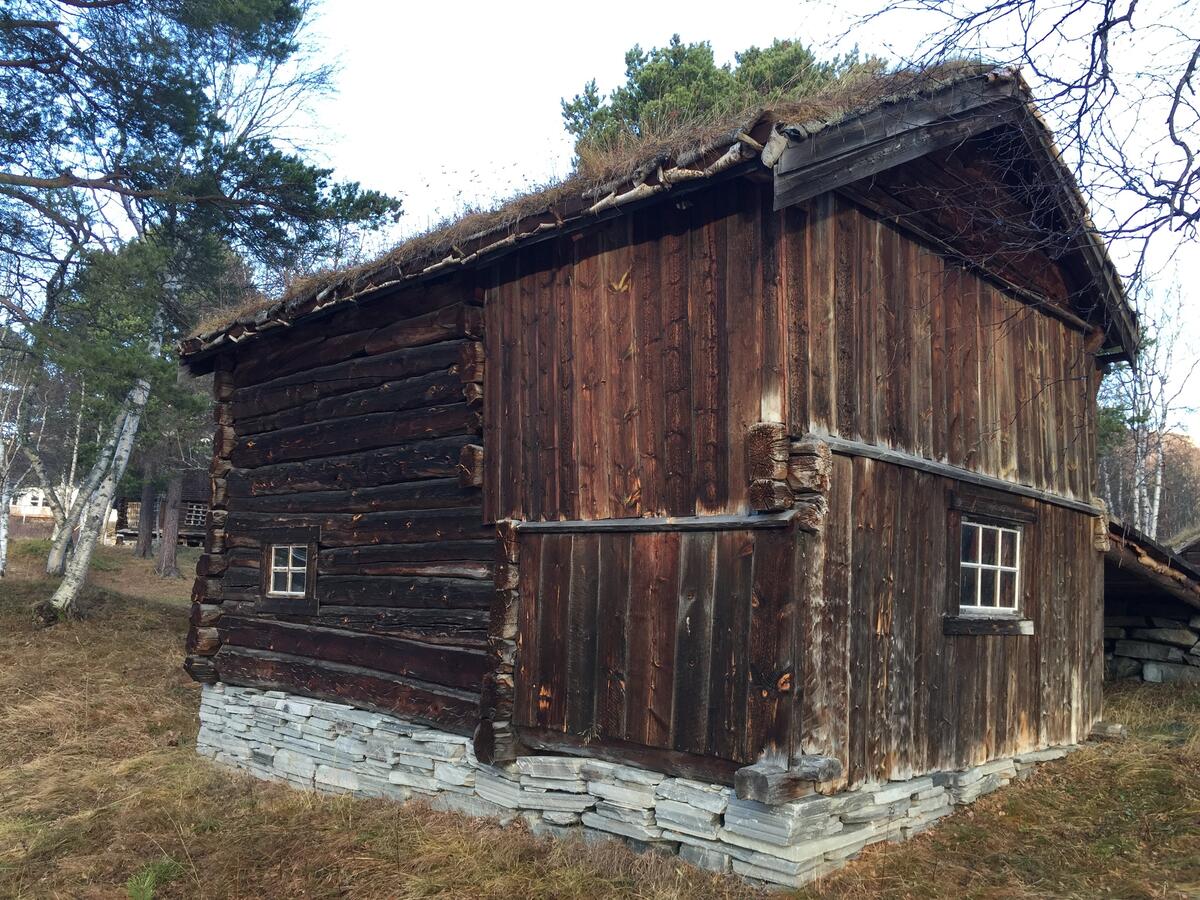 Laftet tømmerbygning i to etasjer. Kloppa går direkte inn på fjøskjellen. Hele fjøsbygningen er låg med små dimensjoner. Fjøset består av husdyrrom og høyrom.