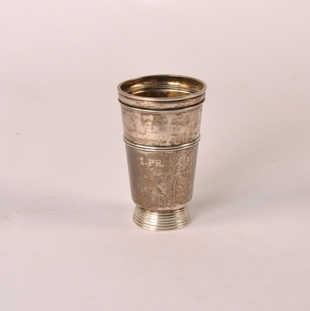 Beger av sølv på fot.