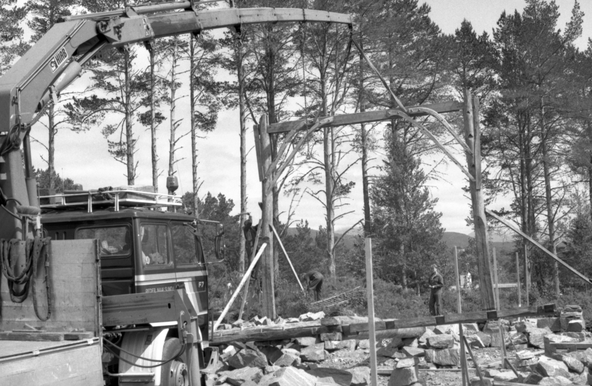 Dokumentasjonsbilder i serie av gjenreisinga av Opshaugløa i Borgundgavlen på Sunnmøre Museum