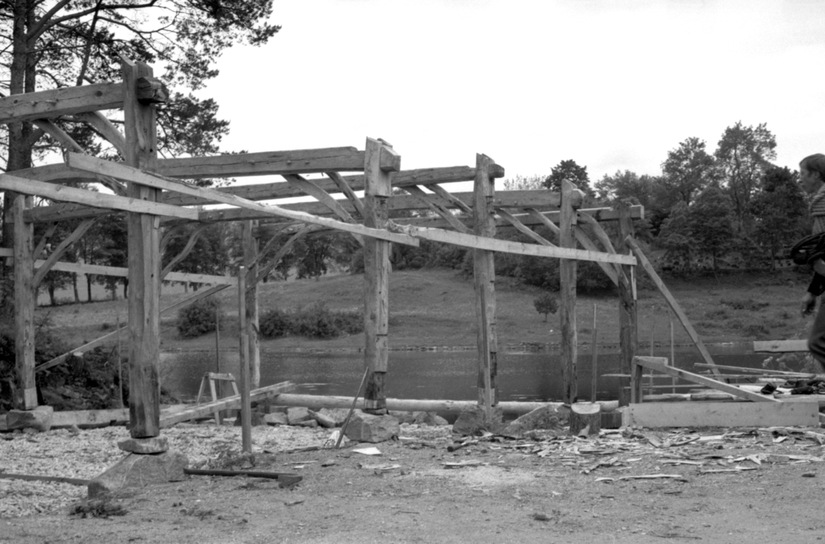 Dokumentasjonsbilder i serie fra oppføringa av åttringnaustet fra Holmeset, Grytestranda.