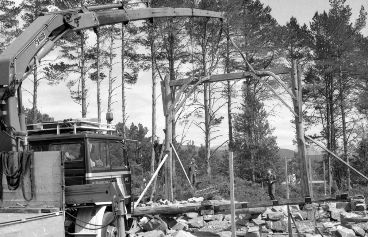 Dokumentasjonsbilder i serie av gjenreisinga av Opshaugløa i Borgundgavlen på Sunnmøre Museum