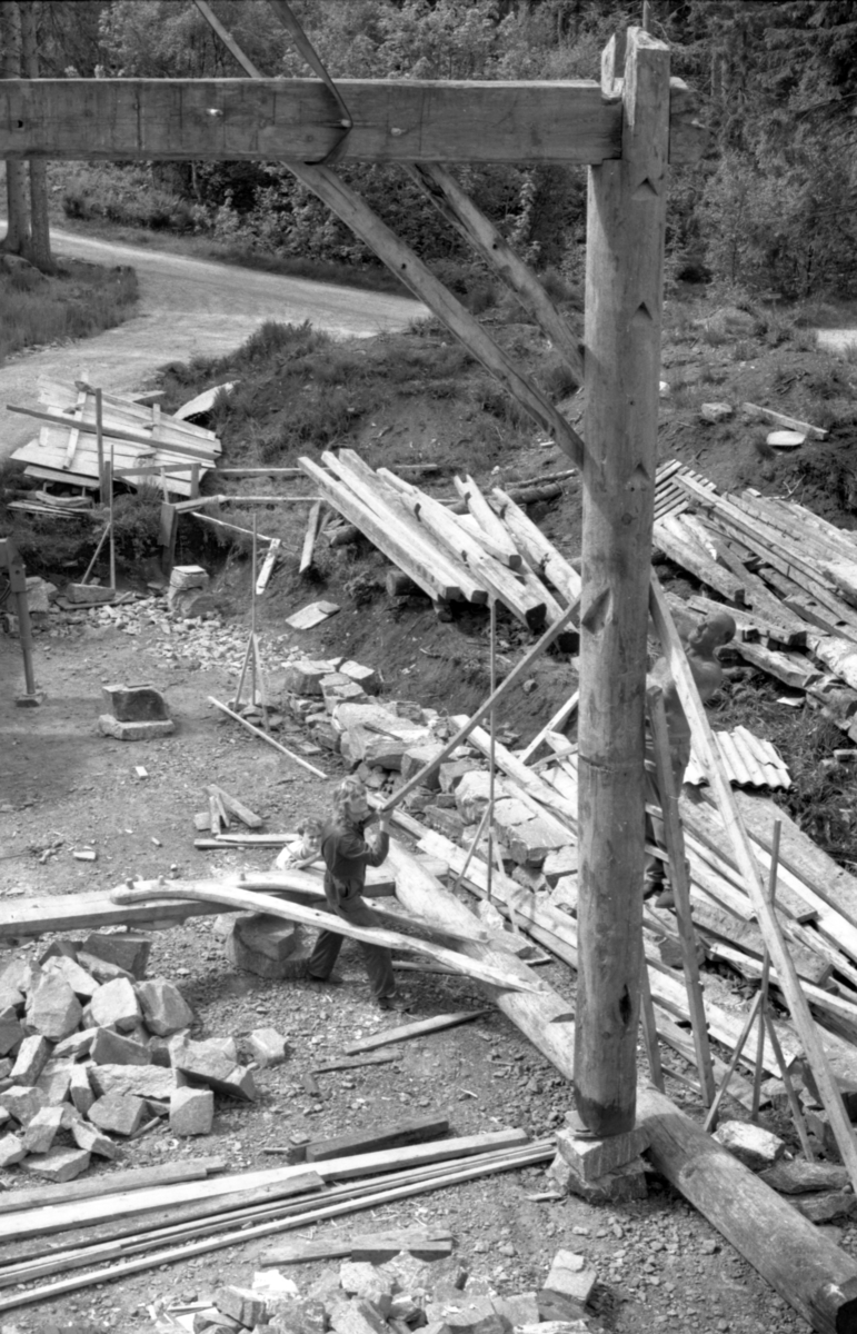 Dokumentasjonsbilder i serie av gjenreisinga av Opshaugløa i Borgundgavlen på Sunnmøre Museum