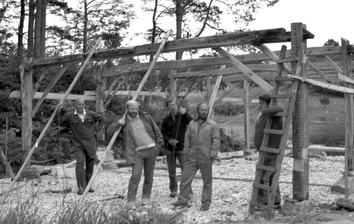Dokumentasjonsbilder i serie fra oppføringa av åttringnaustet fra Holmeset, Grytestranda.