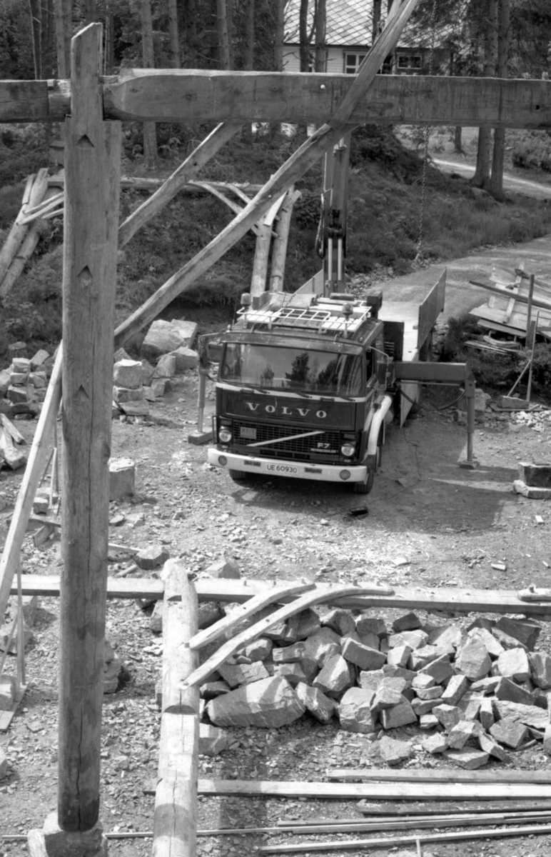 Dokumentasjonsbilder i serie av gjenreisinga av Opshaugløa i Borgundgavlen på Sunnmøre Museum