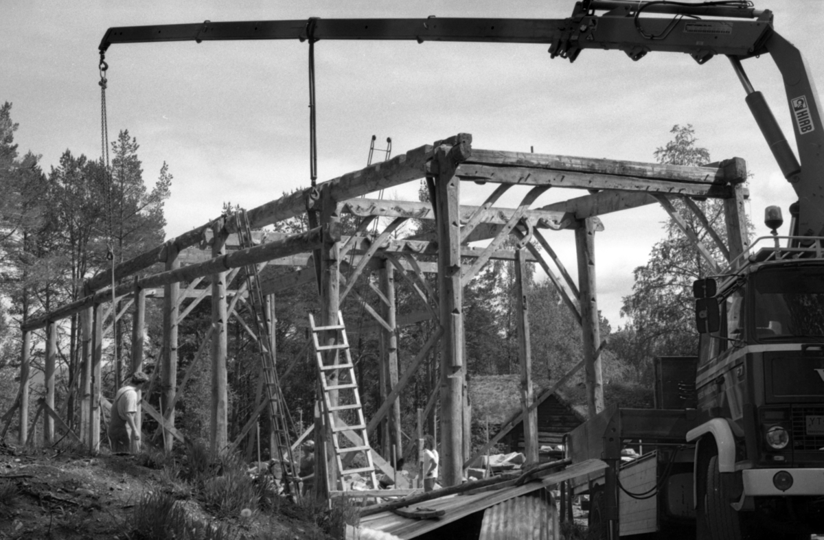 Dokumentasjonsbilder i serie av gjenreisinga av Opshaugløa i Borgundgavlen på Sunnmøre Museum