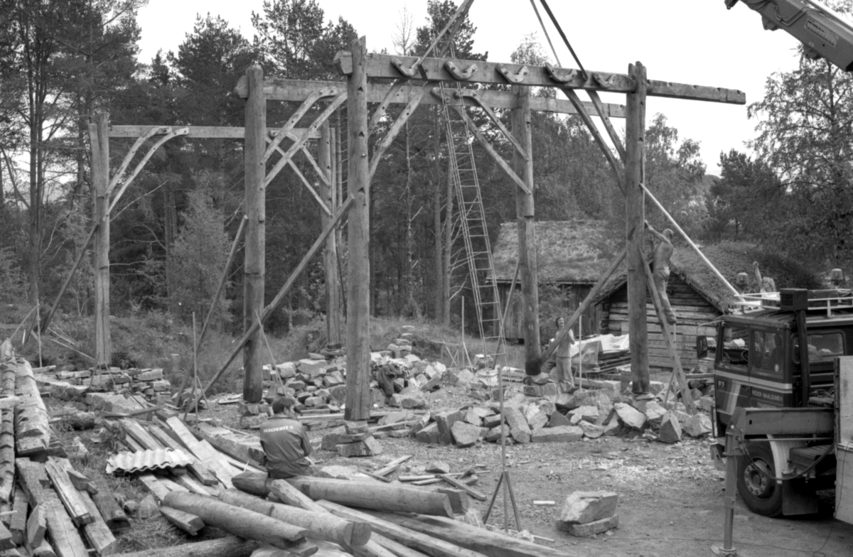 Dokumentasjonsbilder i serie av gjenreisinga av Opshaugløa i Borgundgavlen på Sunnmøre Museum