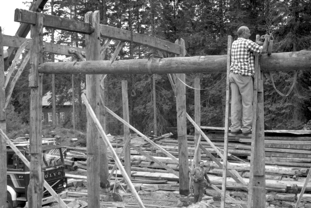 Dokumentasjonsbilder i serie av gjenreisinga av Opshaugløa i Borgundgavlen på Sunnmøre Museum