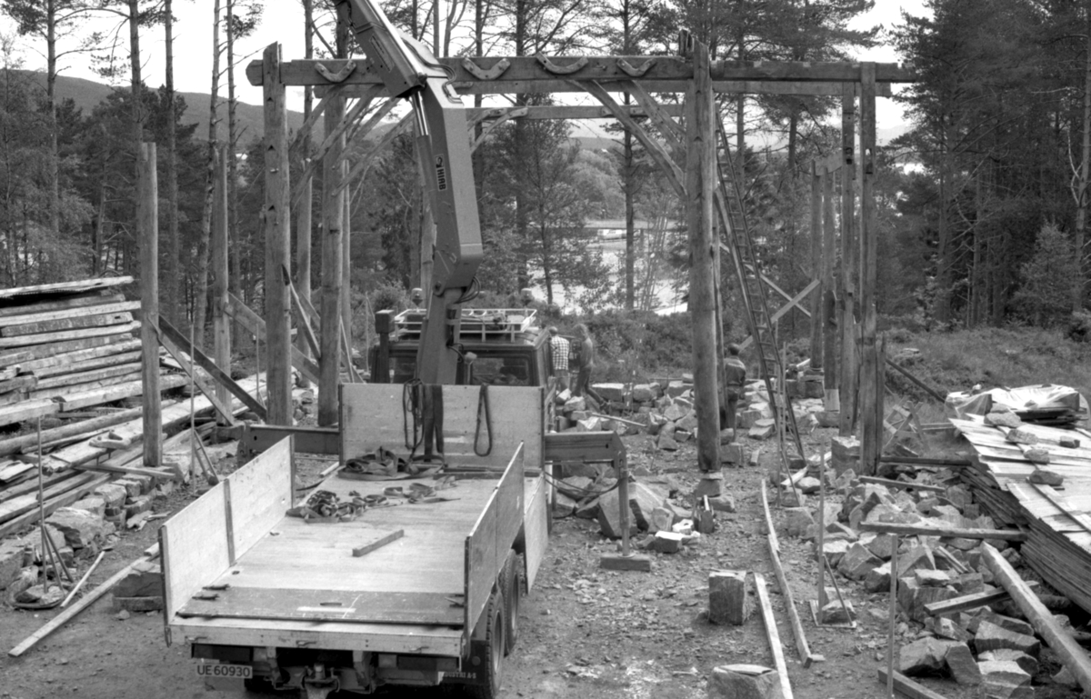 Dokumentasjonsbilder i serie av gjenreisinga av Opshaugløa i Borgundgavlen på Sunnmøre Museum