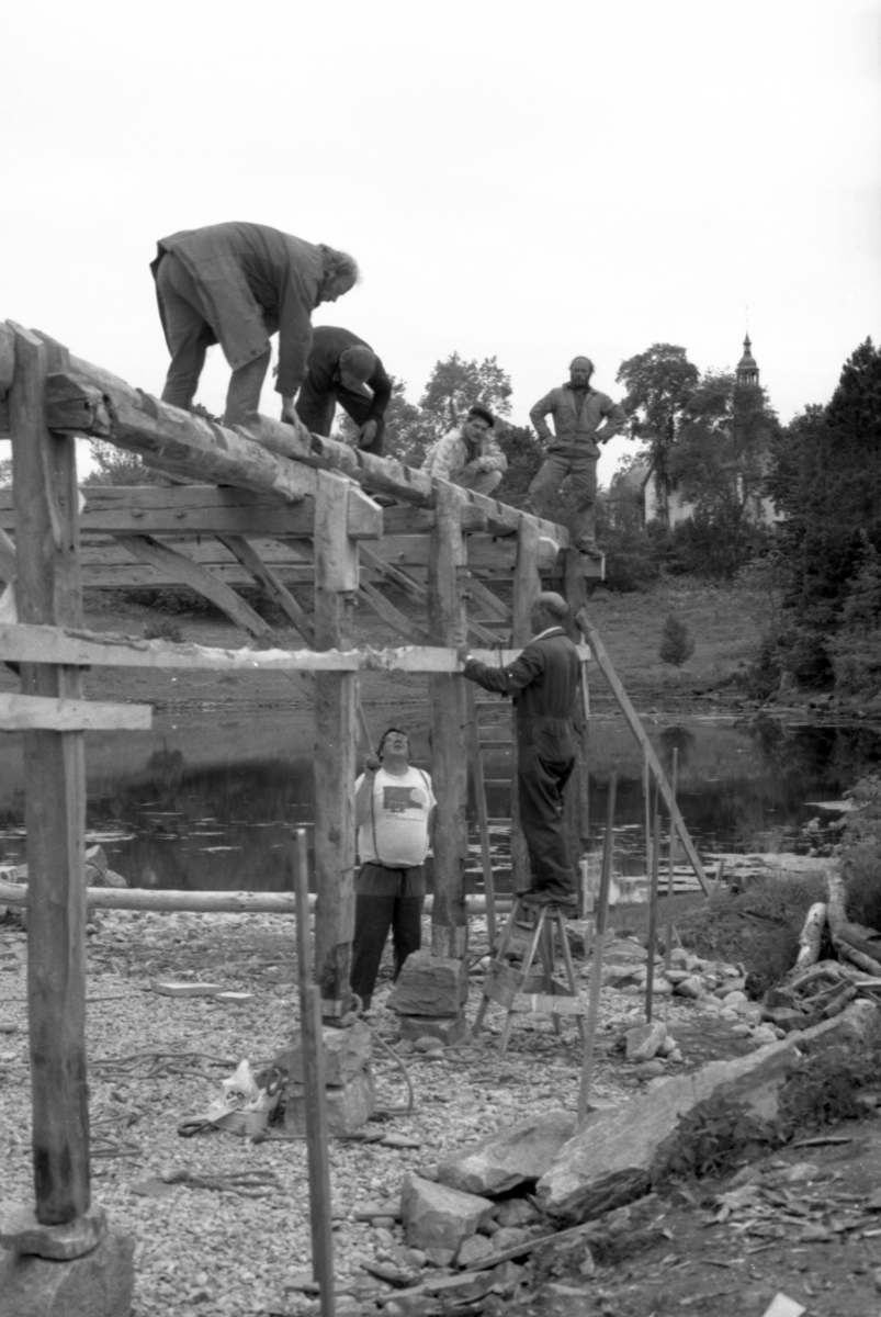 Dokumentasjonsbilder i serie fra oppføringa av åttringnaustet fra Holmeset, Grytestranda.