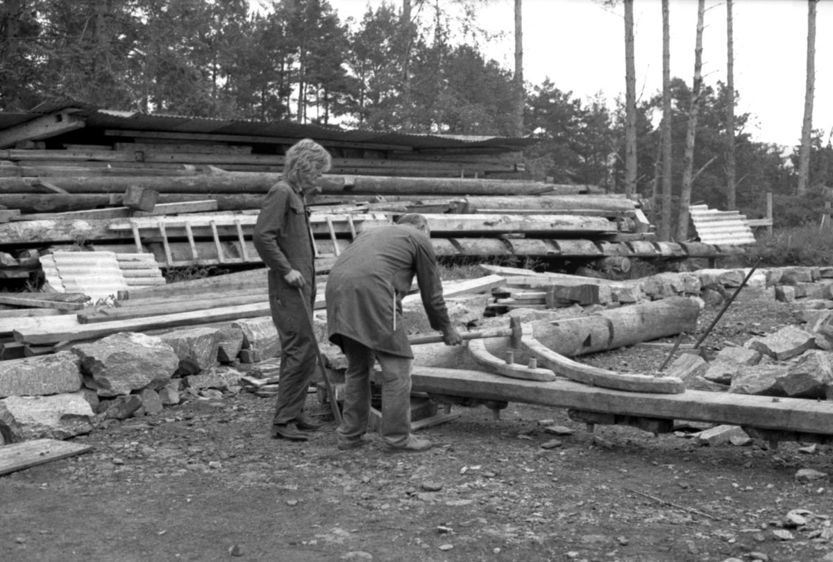 Dokumentasjonsbilder i serie av gjenreisinga av Opshaugløa i Borgundgavlen på Sunnmøre Museum