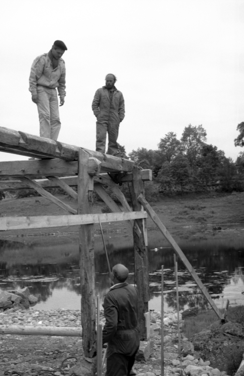 Dokumentasjonsbilder i serie fra oppføringa av åttringnaustet fra Holmeset, Grytestranda.