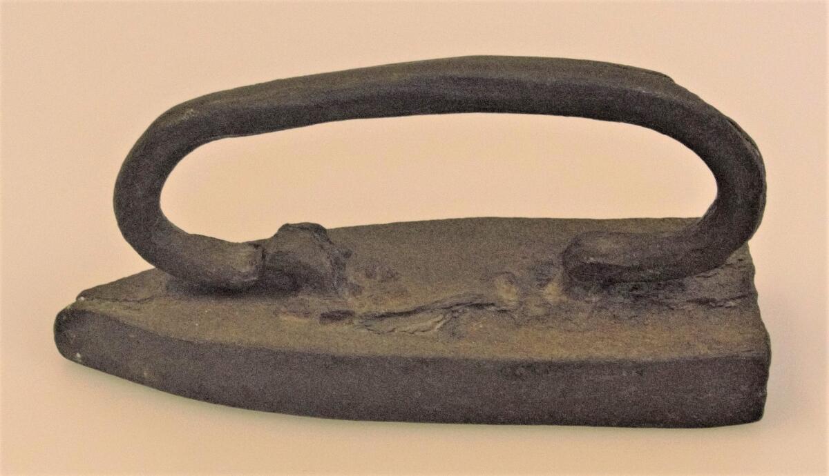 Strykjärn av järn. Bygelformigt handtag. Enligt uppgift från senare hälften av 1700-talet. Ö. Tåsjö, Tåsjö, Ångermanland