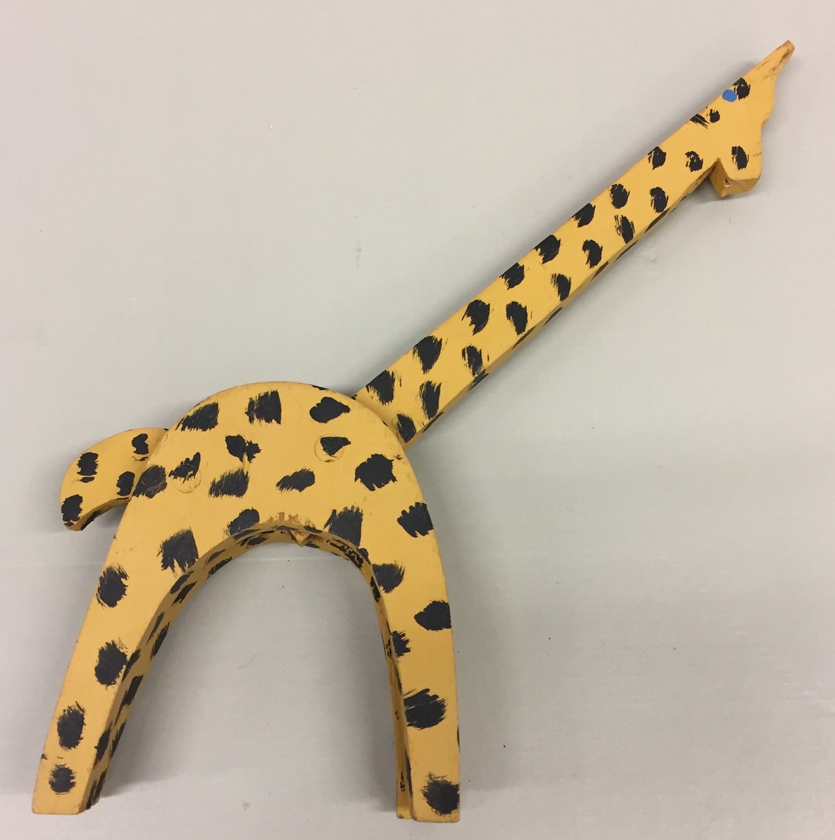 Heimelaga giraff i tre. Måla i gult og svart.