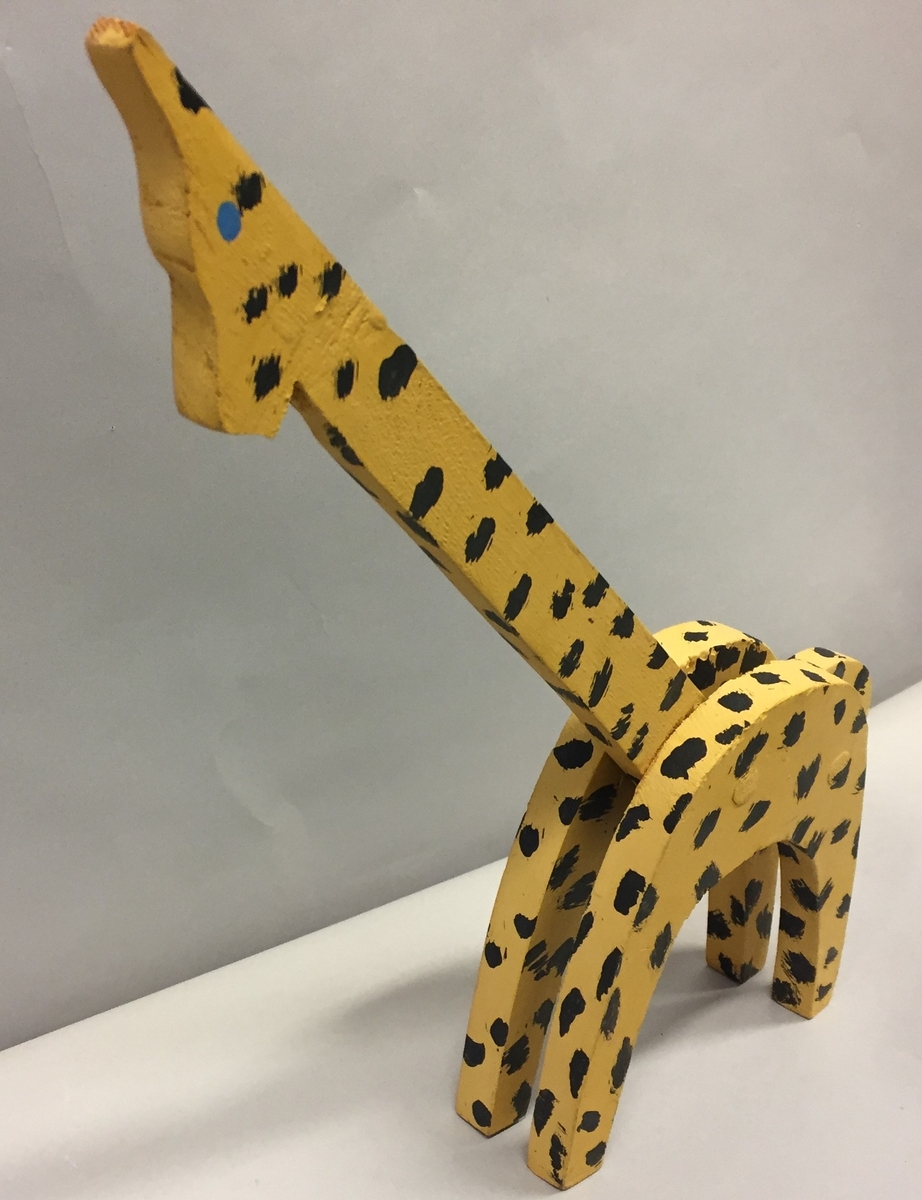 Heimelaga giraff i tre. Måla i gult og svart.