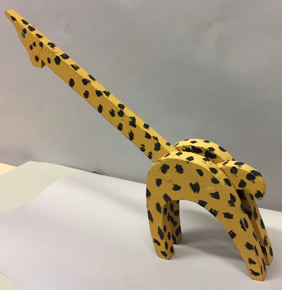 Heimelaga giraff i tre. Måla i gult og svart.