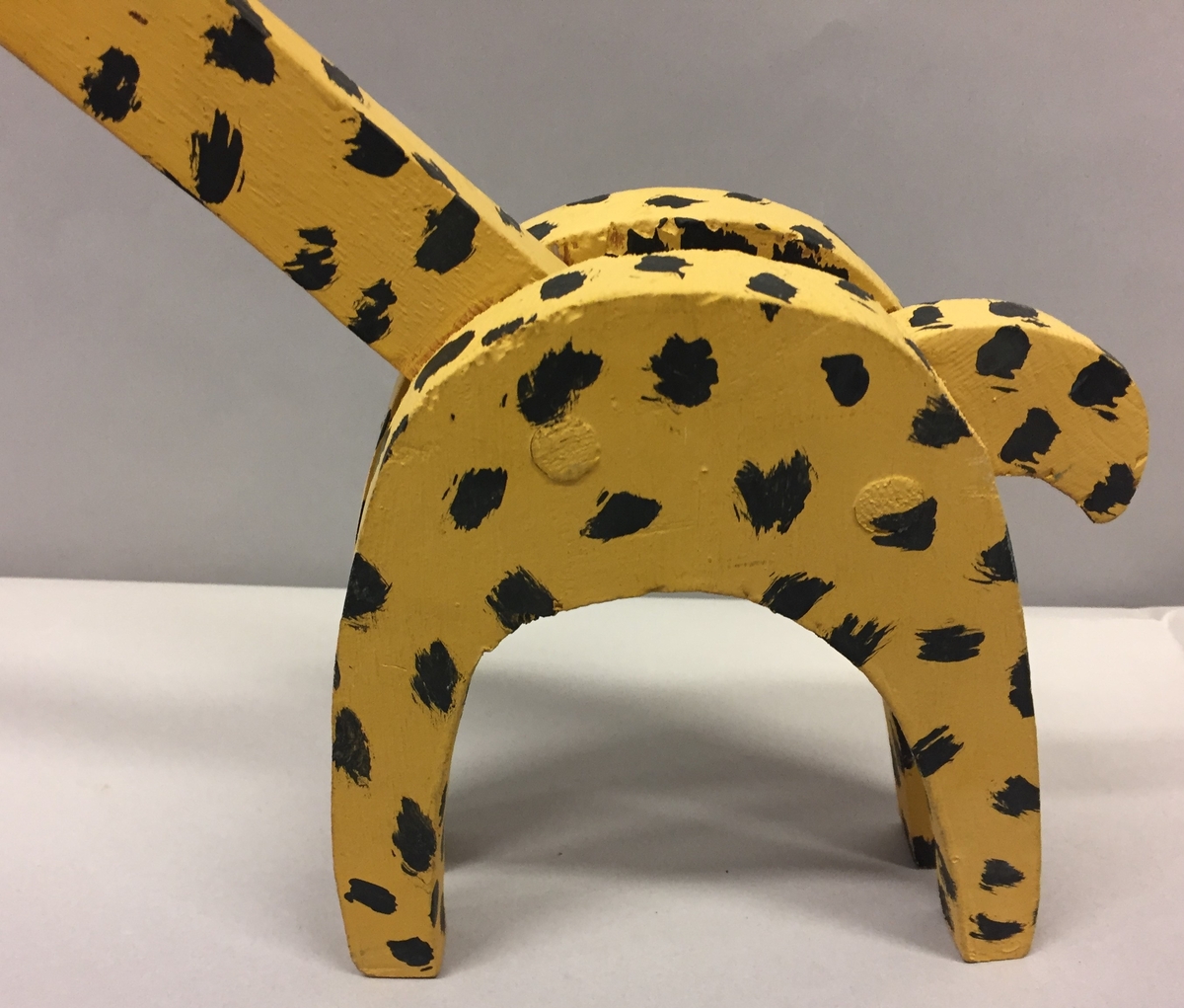 Heimelaga giraff i tre. Måla i gult og svart.