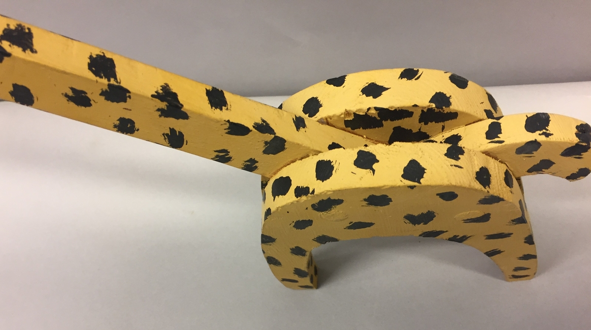 Heimelaga giraff i tre. Måla i gult og svart.