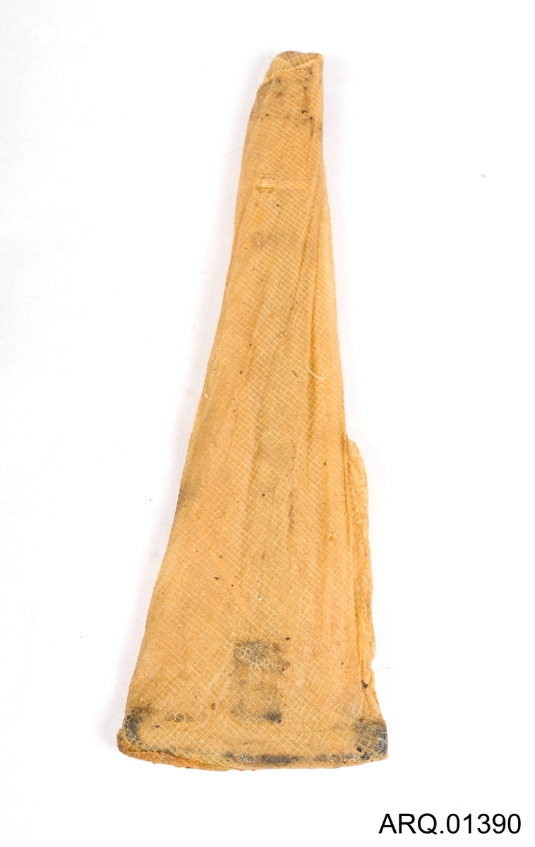 Renseredskap for Rifle, kaliber 30, innpakket i voks-laken, antagelig for frakt. Hører trolig til Cleaning Rod Case (ARQ.01389)