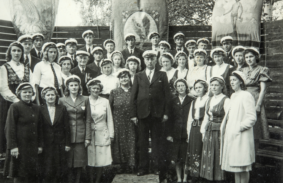 Ottestad Blandede kor. Sangkor, stor gruppe sangere, sangerluer. Bilde tatt på 1940-tallet.