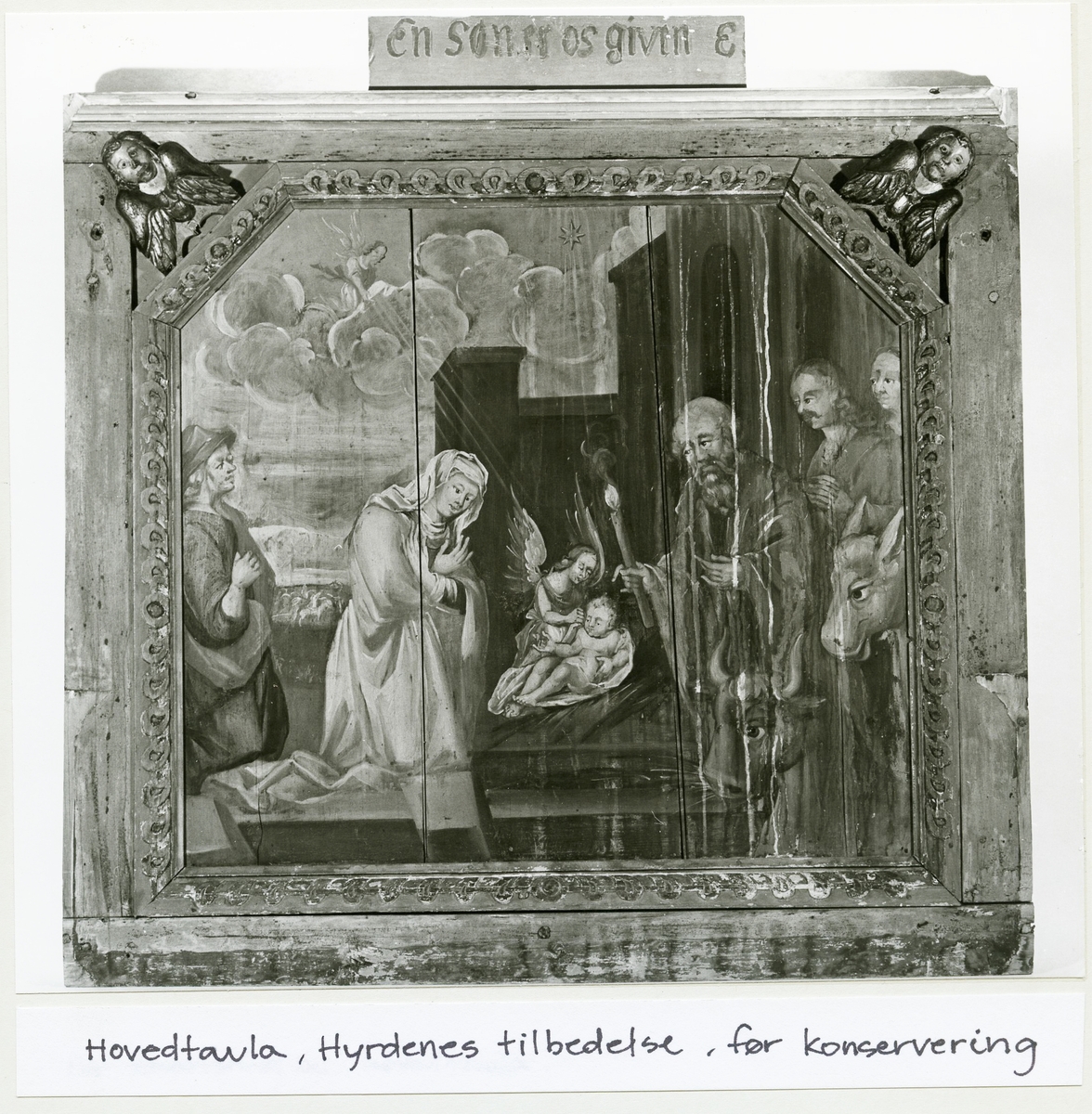 Det følgende er basert på Vigdis Vingelsgaards analyse av altertavla (Vingelsgaard 2004; se referanser).

Hovedtavla viser julenattmotivet med gjeternes tilbedelse. Jesus er svøpt i et klede, ligger på halm og blir våka over av en engel. Maria står til venstre med korsede armer. Josef står til høyre med en fakkel. Til høyre for ham igjen er det to gjetere, en okse og et esel. Til venstre for Maria sitter en knelende gjeter med hodeplagg. Det skimtes et bylandskap i bakgrunnen. På himmelen er det skyer med en engel. Scena har trekk fra et tresnitt av Albrecht Dürer.

Mellom hovedtavla og tavla over er deler av en tekst bevart; "En søn er os given E". Det er sannsynlig at dette er deler av vers 9.6 i Jesaia. Hele sitatet på tavla kan ha vært" Et barn er os født En søn er os given Esaias IX VI."

Den øverste tavla har Maria bebudelse som motiv. Øverst i bildet ser vi en due. Den symboliserer Gud, og sender engelen Gabriel med budskapet til Maria. Hun sitter i sitt sengekammer med en oppslått bok foran seg. Hendene hennes er samla foran brystet og hodet er vendt mot engelen. I bakgrunnen ser vi en himmelseng med draperi. 

I sin venstre hånd holder Gabriel et septer (en stav) med et bånd slynga rundt. På båndet står det en hilsen. Med den høyre hånda velsigner han Maria med korsets tegn.
Tavla ligner Virgil Solis (1514-1562) tresnitt av bebudelsen fra 1562.