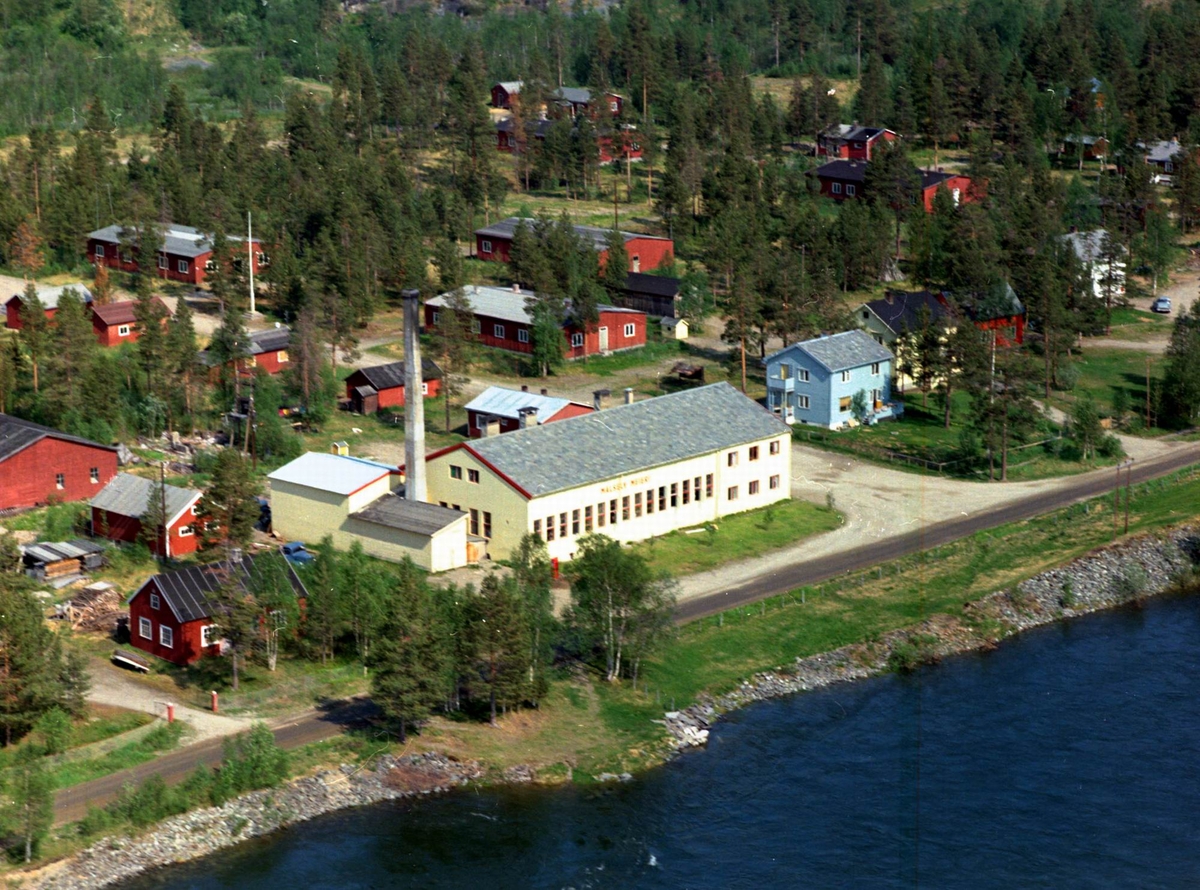 Flyfoto over Målselv meieri på Rundhaug/Bakkehaug i Målselv. De gamle tyskebrakkene står fremdeles.