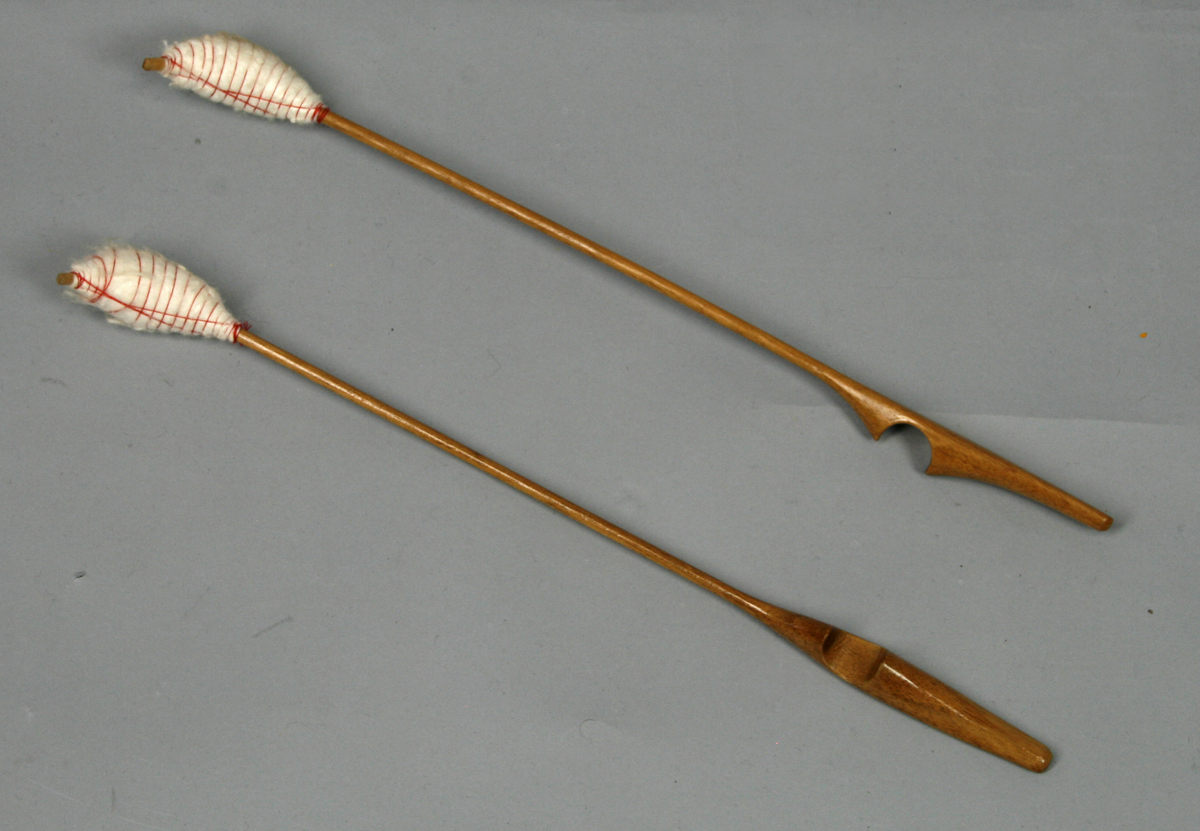 Instrumentet er satt inn i en trapesformet kasse på fire balusterben. Profilert kasse, delvis med innlagt annen tresort. Separat lokk. 
35 strengekor. 19 korene er enkle stålstrenger, disse er alle 4-korige. 16 kor er spundne stålstrenger, hvorav 15 er 3 korig, og den siste 2 korig.
Sortmalt klangbunn med 4 lydhull. 5 stoler av ulik lengde.
To demperlister er forbundet til en pedal med lyreformet feste.
Spilles med to skjeformete trestikker (RMT 70/10 B-C), hvis ene ende er trukket med filt.
En stemmenøkkel hører til (RMT 70/10 D).