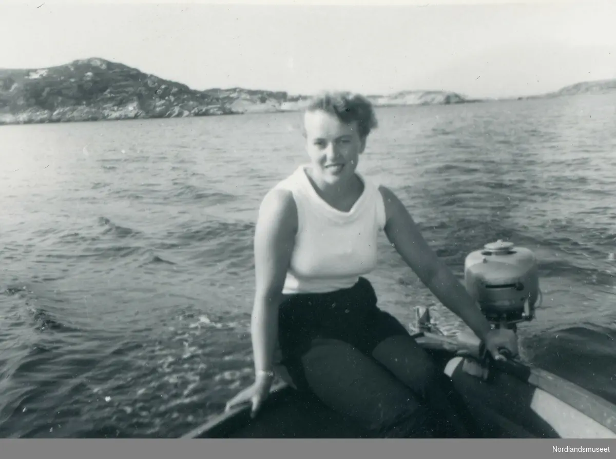 Kvinne på båttur. Mary Annette Løbakk fra Holkestad. Påhengsmotoren er en 2,5hk Taifun.