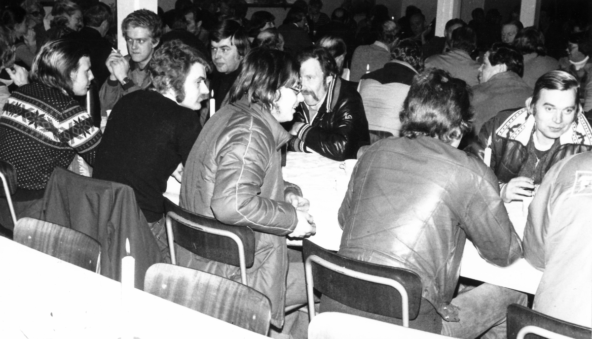 Samling med regementets personal 1979-12-18.

Efter medalj- och prisutdelning följde kaffedrickning i regementets matsal.

Obs. 5 bilder
Bild 1
Bland den civila personalen syns bla. Stig Isaksson, Stig Fredlund och Rudolf Lagerström.
Bild 2
Här syns bla. Peter Ärfström (fd. Borg), Kjell Gustavsson, Henry Karlsson, Stig Isaksson
Bild 3
Här syns bla. Gun-Britt Svensson, Eivor Liljeholm och Inga-Britt Alhammar.
Bild 4
Inga namn
Bild 5
Här syns bla. fanjunkare Gunnar Borg, rustmästare Sven Gustavsson och förvaltare Karl-Åke Bergström.