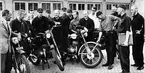 Arméns Motorskola 1968

Årets träningsläger inför sixdays genomfördes i Strängnäs.

Med vit skjorta ser vi tekniker Claes Westerberg, specialist på armé- och polismotorcyklar vid MotorS. Framför Claes ser vi fanjunkare Bengt Kajland från P 10.

Till v om Kajland står kapten Björn Weissman i 13 och till h om Kajland ser vi rustmästare Sigvard Bände MotorS.

Milregnr: 8320 och 1216