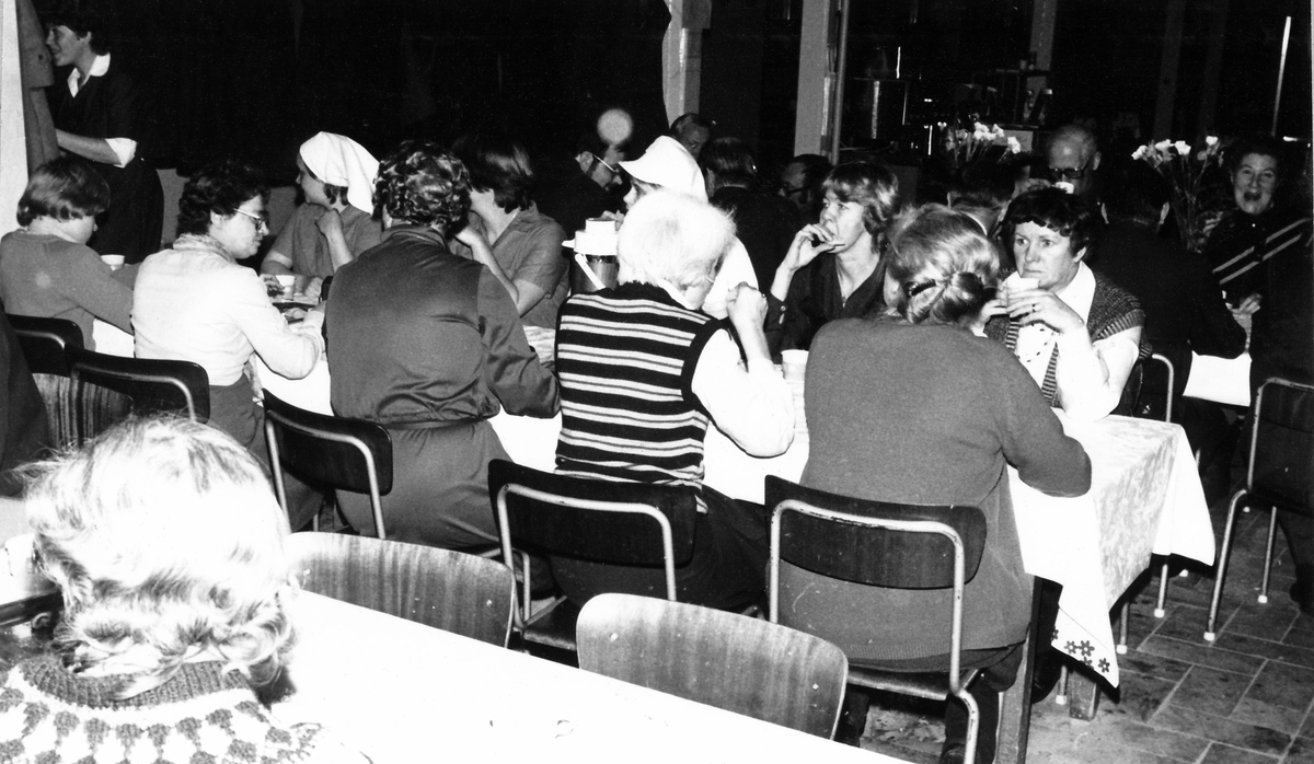 Samling med regementets personal 1979-12-18.

Efter medalj- och prisutdelning följde kaffedrickning i regementets matsal.

Obs. 5 bilder
Bild 1
Bland den civila personalen syns bla. Stig Isaksson, Stig Fredlund och Rudolf Lagerström.
Bild 2
Här syns bla. Peter Ärfström (fd. Borg), Kjell Gustavsson, Henry Karlsson, Stig Isaksson
Bild 3
Här syns bla. Gun-Britt Svensson, Eivor Liljeholm och Inga-Britt Alhammar.
Bild 4
Inga namn
Bild 5
Här syns bla. fanjunkare Gunnar Borg, rustmästare Sven Gustavsson och förvaltare Karl-Åke Bergström.