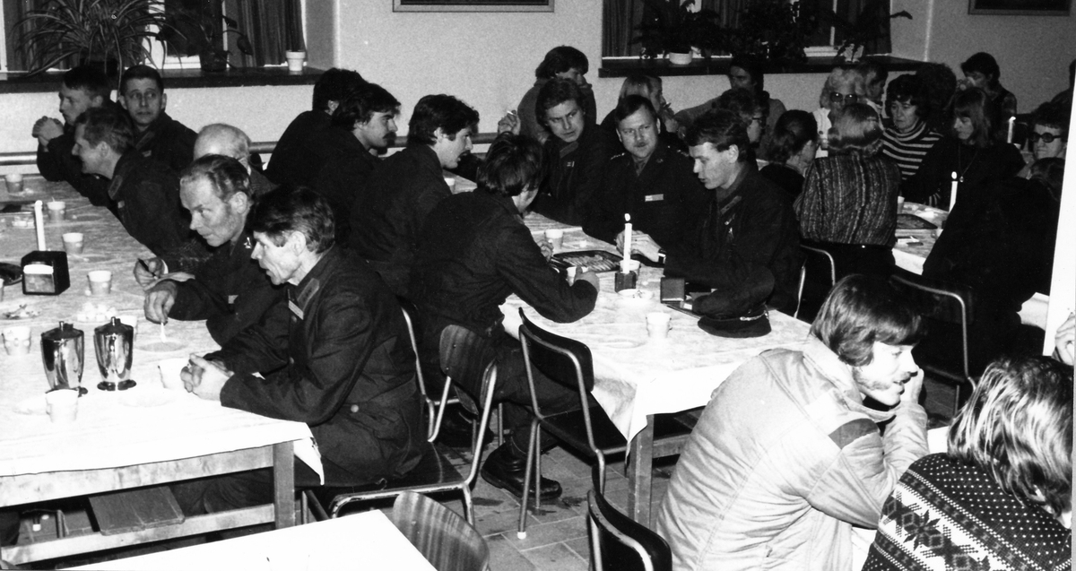 Samling med regementets personal 1979-12-18.

Efter medalj- och prisutdelning följde kaffedrickning i regementets matsal.

Obs. 5 bilder
Bild 1
Bland den civila personalen syns bla. Stig Isaksson, Stig Fredlund och Rudolf Lagerström.
Bild 2
Här syns bla. Peter Ärfström (fd. Borg), Kjell Gustavsson, Henry Karlsson, Stig Isaksson
Bild 3
Här syns bla. Gun-Britt Svensson, Eivor Liljeholm och Inga-Britt Alhammar.
Bild 4
Inga namn
Bild 5
Här syns bla. fanjunkare Gunnar Borg, rustmästare Sven Gustavsson och förvaltare Karl-Åke Bergström.