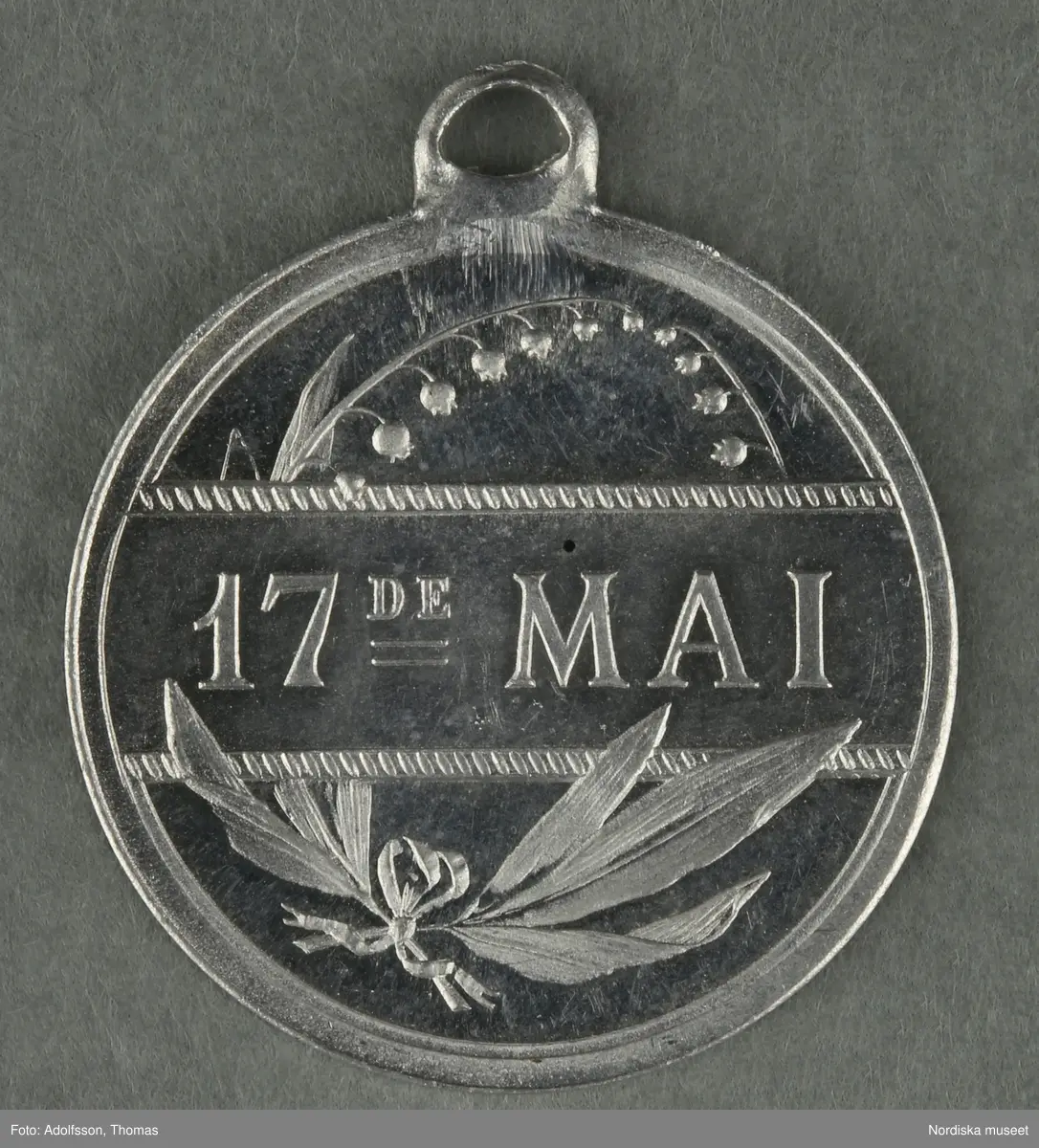 Huvudliggaren:
"a-y, Minnesmedaljer, norska, över den 17 maj; av aluminium (1 av vit metall) 24 st. från åren 1884-1907.
Gåva 28/5 1907. Läffler, Fritz, professor, Djursholm."